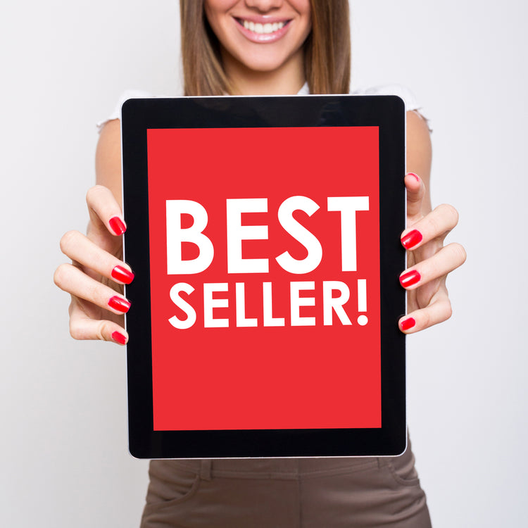 Frau hält ein Schild mit der Aufschrift "Bestseller!" hoch