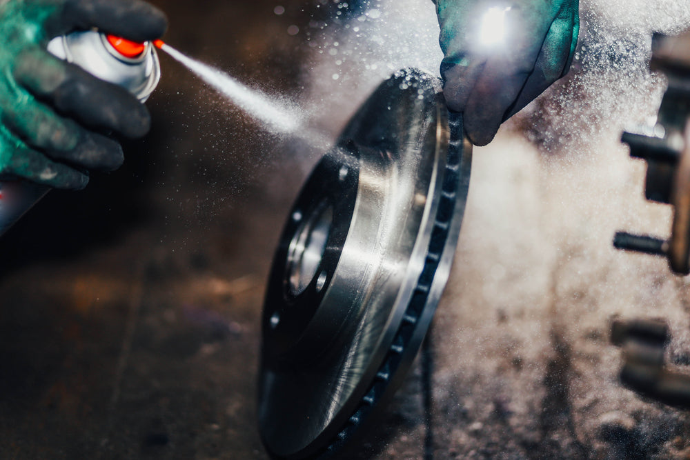 Bremsscheibe wird mit Bremsenreinigerspray gereinigt